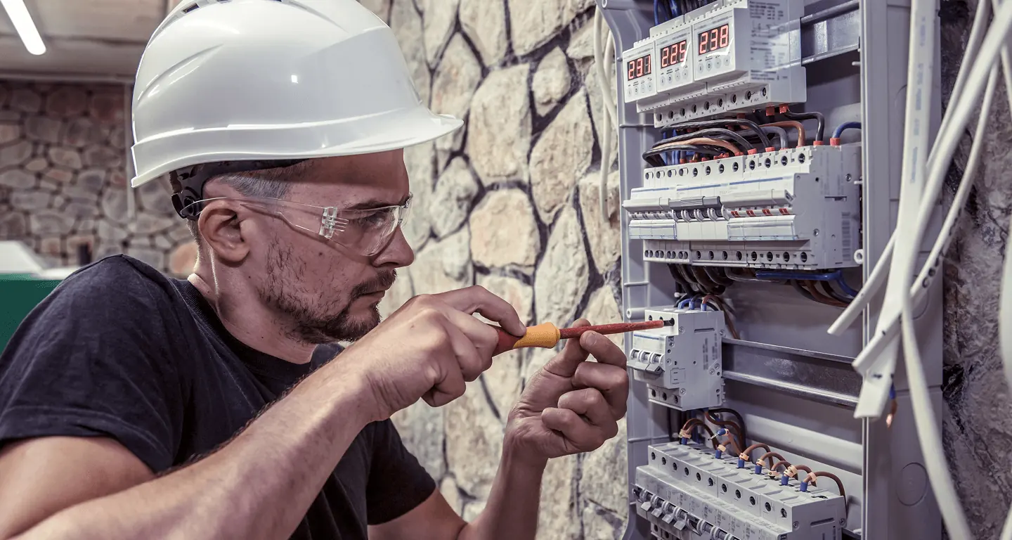 Técnico trabalhando em painel elétrico